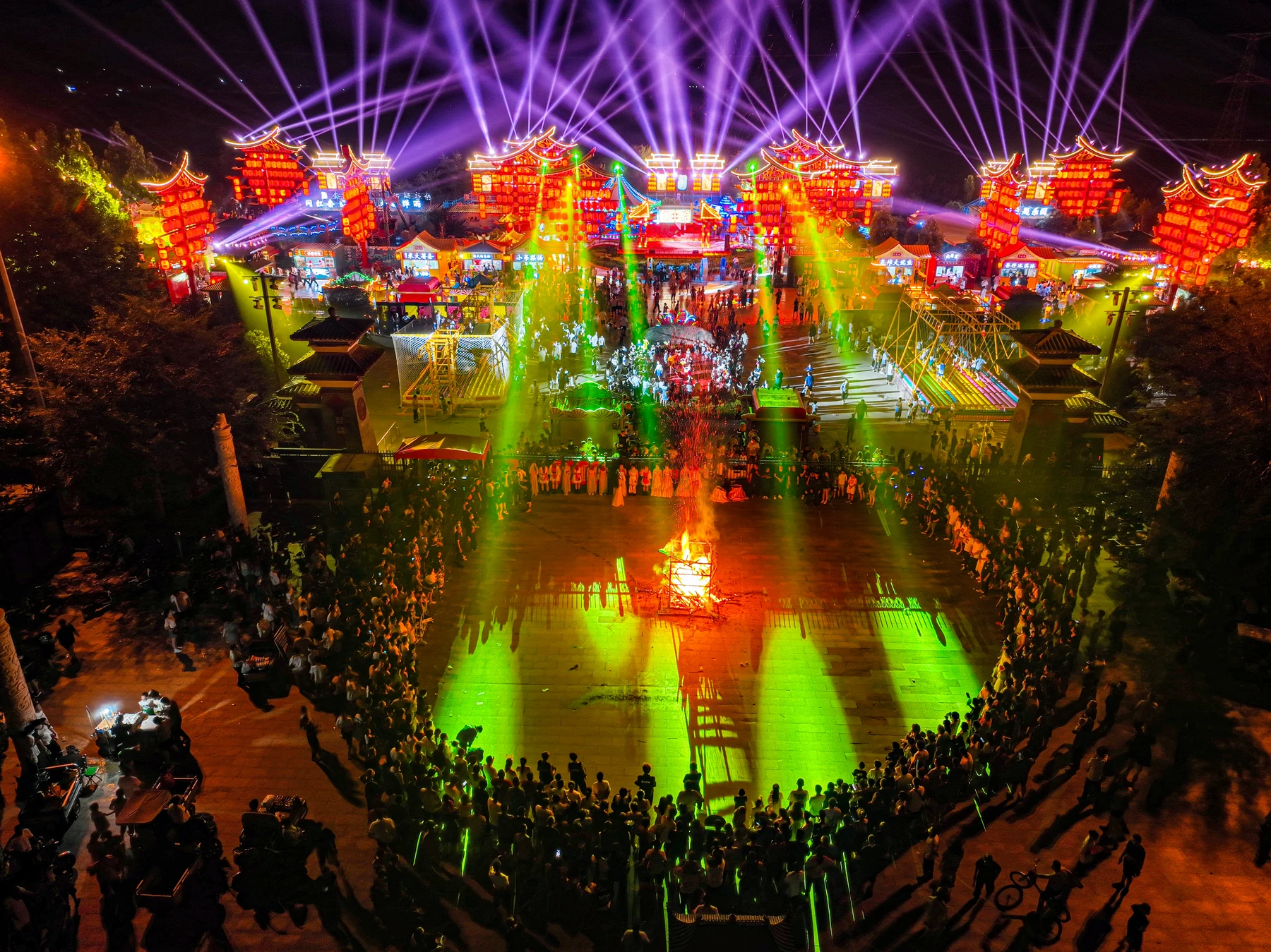 凤凰不夜城，夜间演出全景